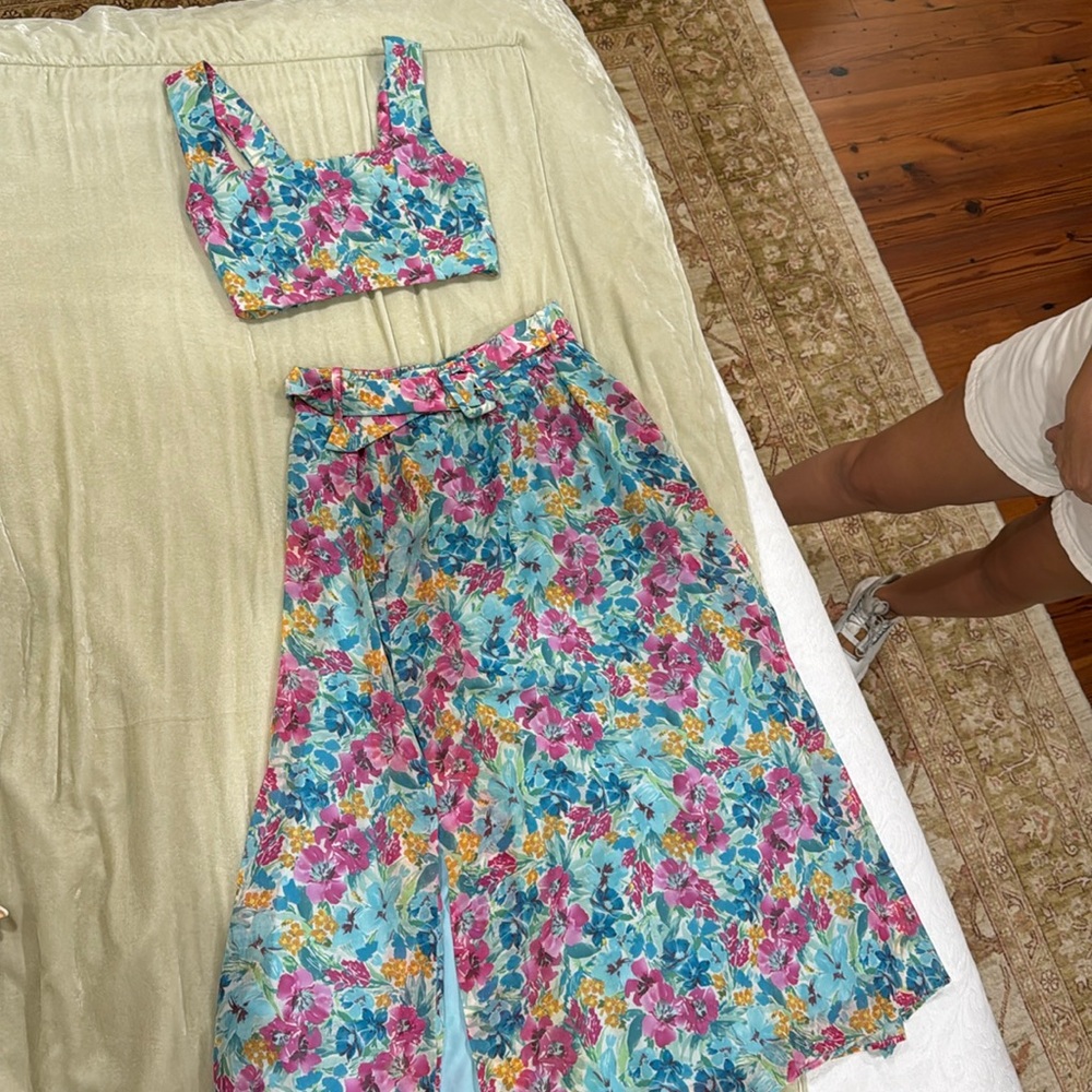 Show me your mumu size small top size medium bottom floral set